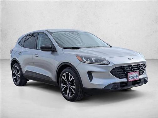 Iconic Silver Metallic 2022 Ford Escape SE