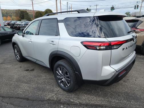 2025 Nissan Pathfinder SV 4WD