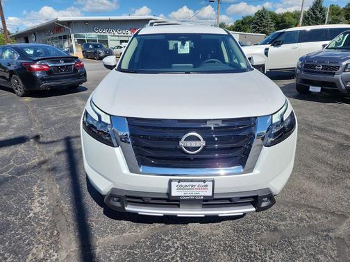 2025 Nissan Pathfinder SL 4WD