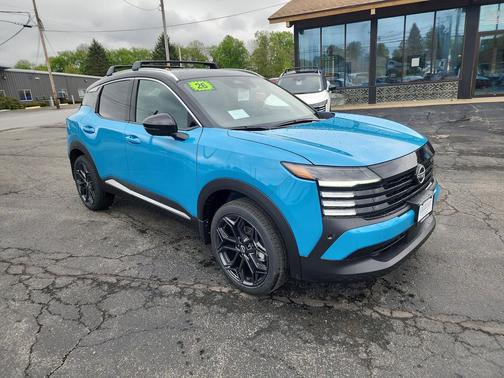 Arctic Ice Blue Metallic/Super Black 2026 Nissan Kicks SR