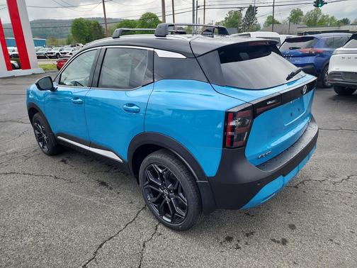 Arctic Ice Blue Metallic/Super Black 2026 Nissan Kicks SR