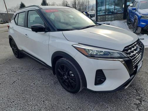 2023 Nissan Kicks SR