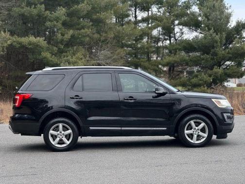 Black 2016 Ford Explorer XLT