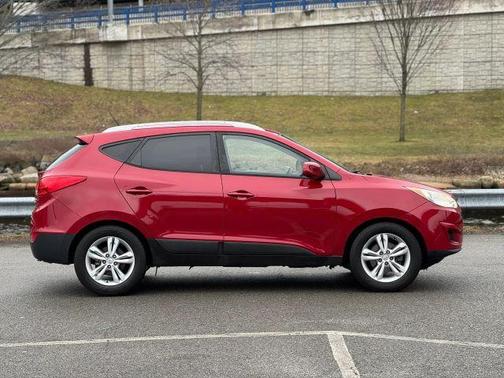 Garnet Red 2011 Hyundai TUCSON GLS
