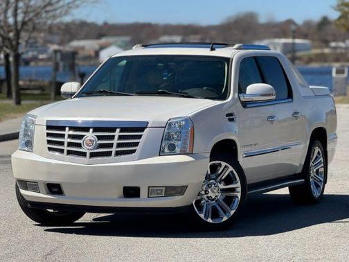 White 2010 Cadillac Escalade EXT 5 1/4