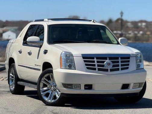 White 2010 Cadillac Escalade EXT 5 1/4