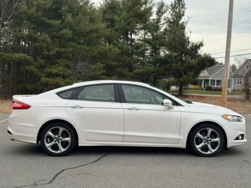 White 2013 Ford Fusion SE