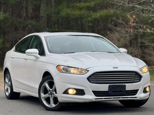 White 2013 Ford Fusion SE