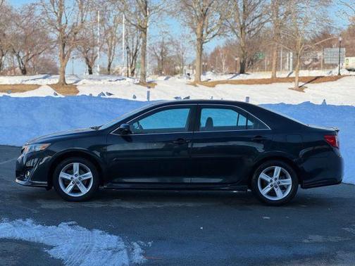 Blue 2013 Toyota Camry SE