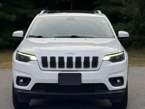 White 2019 Jeep Cherokee Latitude Plus