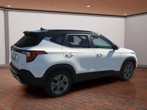 Clear White / Black Roof 2024 Kia Seltos S