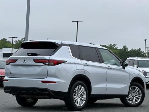 2024 Mitsubishi Outlander ES