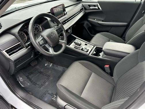 2024 Mitsubishi Outlander ES