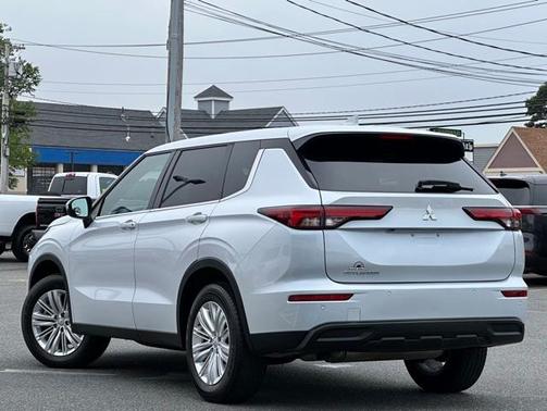 2024 Mitsubishi Outlander ES