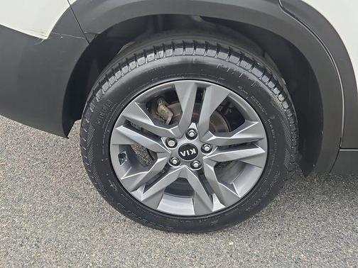 Snow White Pearl 2021 Kia Seltos S