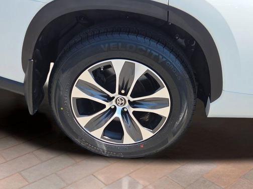 Pearl 2023 Toyota Highlander XLE