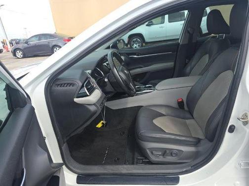 Pearl 2020 Toyota Camry XLE