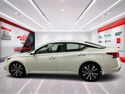 White 2022 Nissan Altima 2.5 Platinum