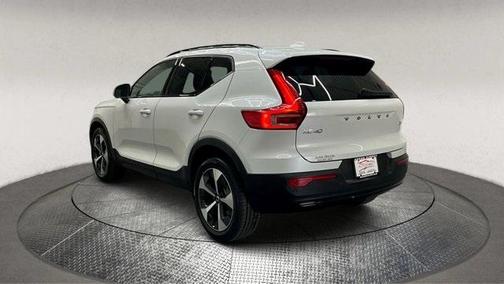 2023 Volvo XC40 B4 Ultimate Dark Theme