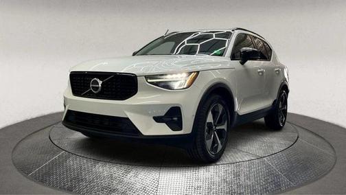2023 Volvo XC40 B4 Ultimate Dark Theme