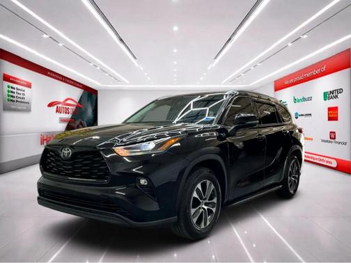 Black 2021 Toyota Highlander XLE