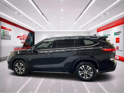Black 2021 Toyota Highlander XLE