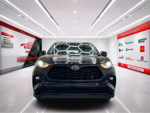 Black 2021 Toyota Highlander XLE
