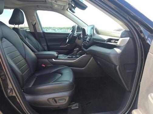 Black 2022 Toyota Highlander XLE