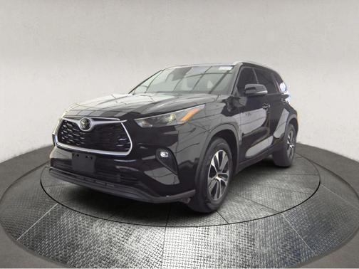 Black 2022 Toyota Highlander XLE
