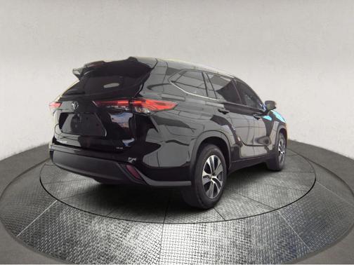 Black 2022 Toyota Highlander XLE