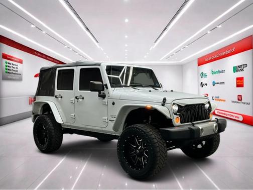 Bright White Clearcoat 2017 Jeep Wrangler Unlimited Sahara