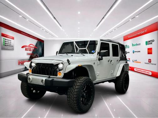 Bright White Clearcoat 2017 Jeep Wrangler Unlimited Sahara