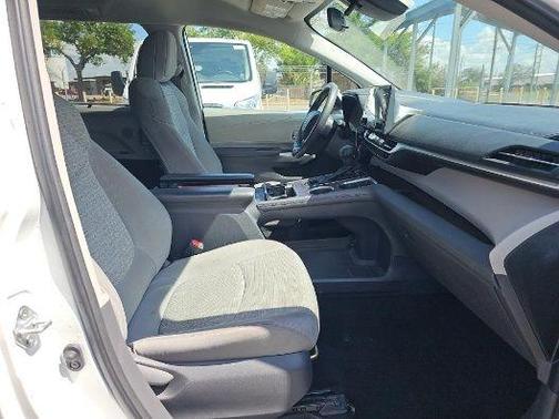 2021 Toyota Sienna LE