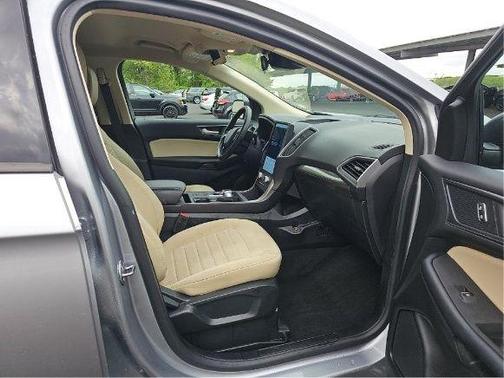Silver Metallic 2022 Ford Edge SE