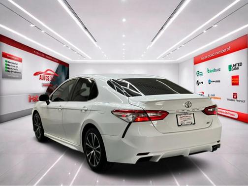 Super White 2018 Toyota Camry SE