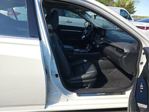 White 2023 Nissan Altima 2.5 SL