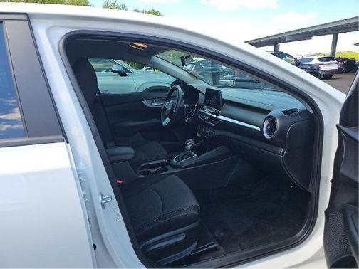 Snow White Pearl 2023 Kia Forte LXS