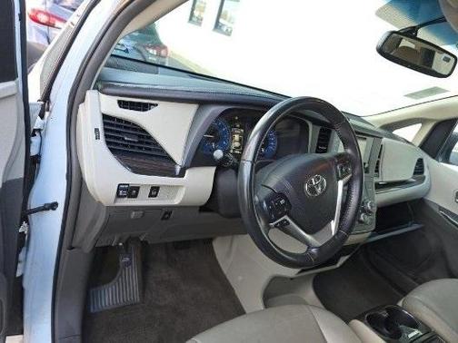 2017 Toyota Sienna XLE