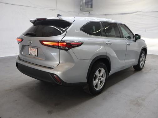Celestial Silver Metallic 2024 Toyota Highlander LE
