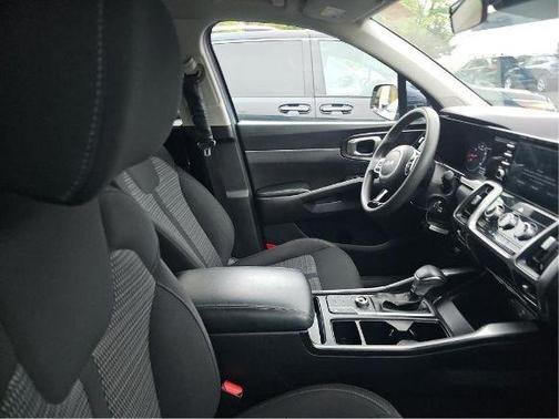 Everlasting Silver 2022 Kia Sorento LX