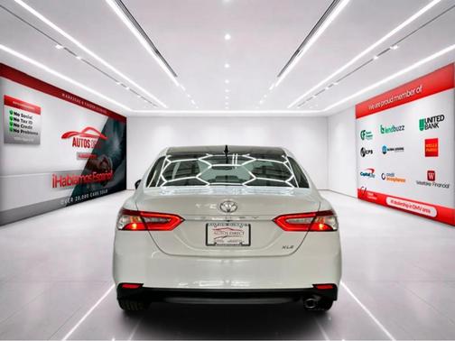 Super White 2019 Toyota Camry XLE