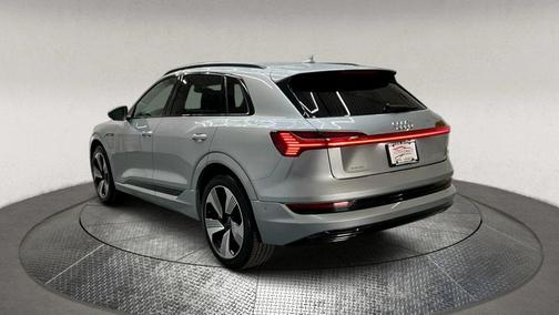 2022 Audi e-tron Premium Plus