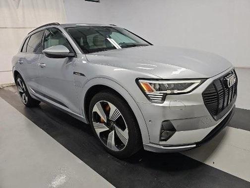 2022 Audi e-tron Premium Plus