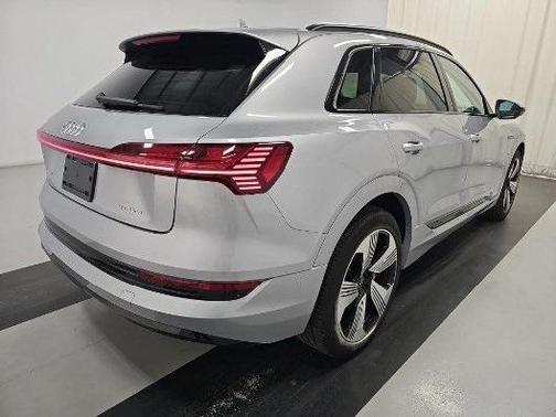2022 Audi e-tron Premium Plus