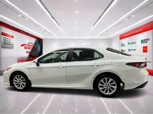 Ice 2023 Toyota Camry LE