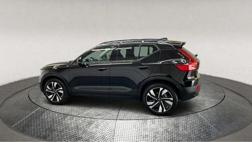 2025 Volvo XC40 B5 Plus Dark Theme