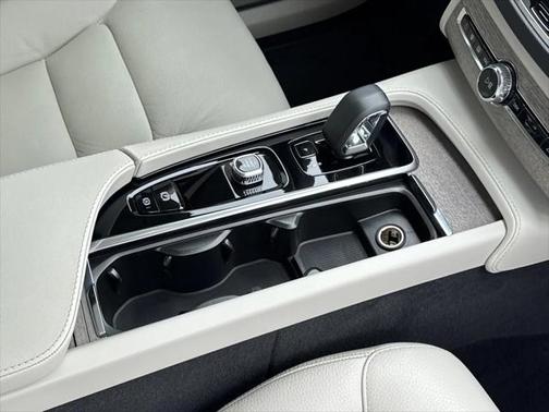 2024 Volvo XC90 B6 Plus Bright Theme 7-Seater