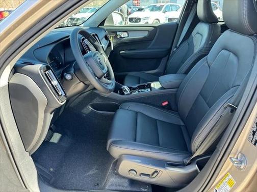 2024 Volvo XC40 B5 Ultimate Bright Theme
