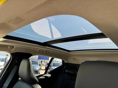2024 Volvo XC40 B5 Ultimate Bright Theme