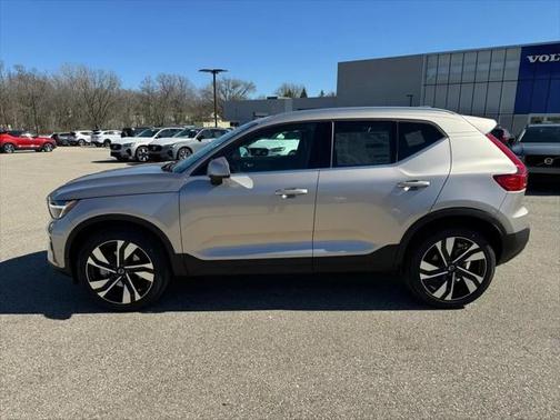 2024 Volvo XC40 B5 Ultimate Bright Theme